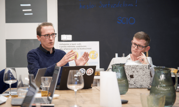 Hloupneme s AI, nebo se rodí noví polyhistoři? To nejzajímavější z debaty o budoucnosti vysokých škol