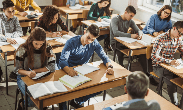 Cermat opět nezvládl přijímačkové testy. Graf rozložení skóre ukazuje, že testy děti nerozřazují správně